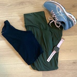 Size Medium All in Motion Dark Green 7/8 Leggings With Pockets